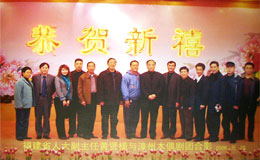 黄贤模与漳州木偶剧团合影
